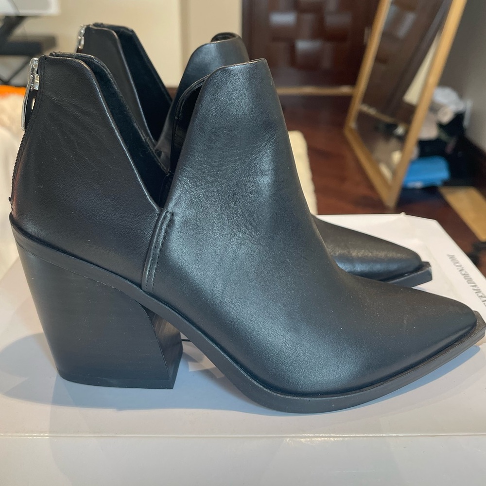 Black Steve Madden booties in size 7